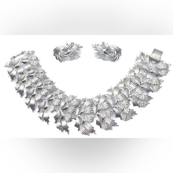 CORO PEGASUS vintage elegant Silver Tone Bracelet Clip On Earrings SET - Picture 2 of 11